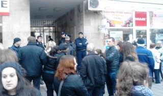 Сигнал за бомба заради мартеници