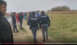 Трагедия с мигранти и край бреговете на Италия: 33 загинали, сред тях и бебе