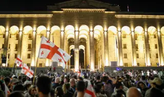 Грузинският парламент отмени днешното си пленарно заседание след масовите протести