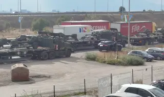 Сблъсък между Jaguar и камион от военен конвой на бул. "Ботевградско шосе" в София