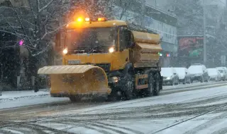 165 машини са в готовност за почистване на снега в София