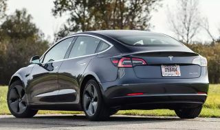 Дефектите с електромобилите Tesla продължават