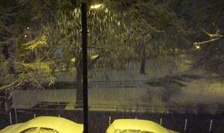 Сняг удари страната