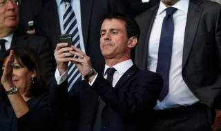 Мануел Валс завел синовете си на мач с правителствен самолет