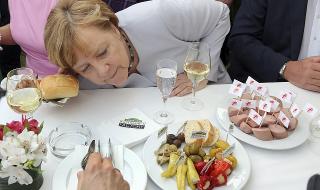 Меркел е изправена до стената. Готова е на още отстъпки