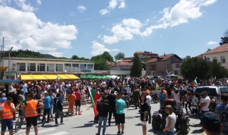 Местните хора в Гърмен протестират всяка вечер