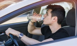С кола в Гърция: €100 глоба ако пиете вода зад волана!