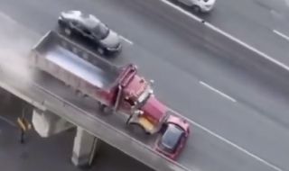 Камион бута Mini Cooper близо километър по магистрала (ВИДЕО)