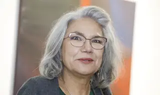 Марта Вачкова е на гребена на морските вълни на 67-ия си рожден ден  (СНИМКИ)