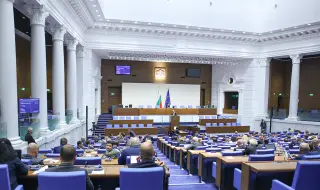 След спорове, обиди и закани: Парламентът ограничи правомощията на президента за назначаване на служебни правителства