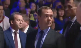 Дмитрий Медведев бе евакуиран заради пожар (видео)