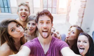 Warning: Group selfies spread head lice due to head contact 