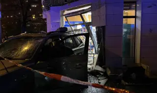 Автомобил влетя в столичен магазин, ранени са трима (ВИДЕО)