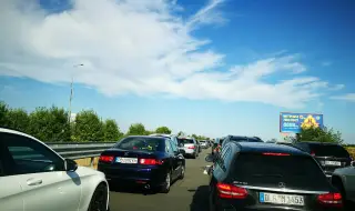 Автовоз се обърна на "Тракия"