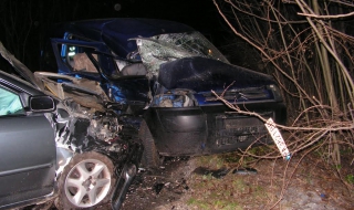 Два автомобила се удариха челно (Снимки)