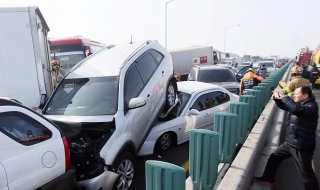 Двама загинали в катастрофа със 100 коли край Сеул