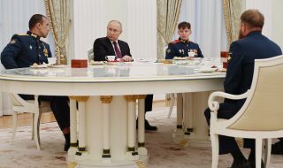 Путин се срещна в Кремъл с екипажа на танк, разбил колона от украински бронирани машини 