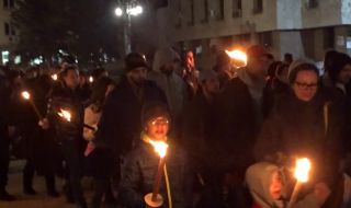 Хиляди излязоха на факелно шествие в памет на Левски в Ловеч