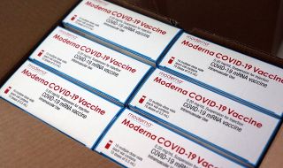 FDA разглежда искане на Moderna за намаляване на бустер дозата на нейната COVID ваксина