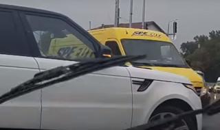 Нагла дама "отсече" цяла колона, за да мине на червено (ВИДЕО)