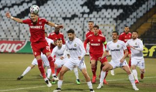 Зрелището между Славия и ЦСКА едва не бе опорочено след кошмарен сблъсък между Георги Петков и Жорди Кайседо