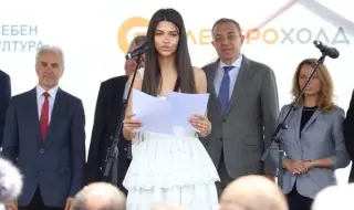 Дъщерята на Тодор Славков блесна по време на церемонията по повторното откриване на асамблеята "Знаме на мира"