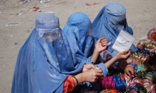 Афганистанки протестираха срещу решението на талибаните да затворят салоните за красота