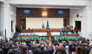 Депутатите посрещнаха на крака волейболните ни национали