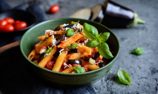 Рецепта на деня: Макарони с маслини и доматен сос