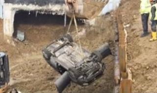 Кола падна в 10-метров изкоп на метрото в София