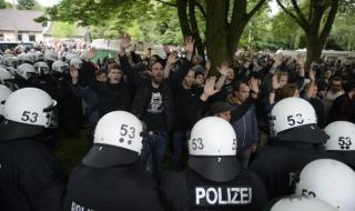 Разследват полицаи за сблъсъците в Хамбург