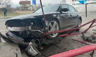 Кола се вряза в магазин за авточасти на оживена улица в София 