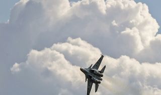 Бойни игри! Руски изтребител прелетя опасно близо до американски военен самолет над Сирия 
