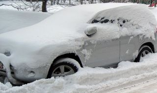 Как трябва да чистите снега от колата?