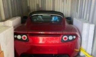 Откриха три чисто нови Tesla Roadster в контейнер