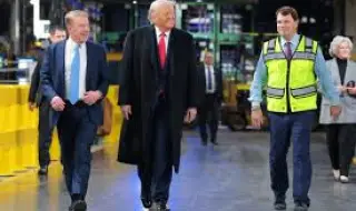 Тръмп показа среден пръст на работник в завод на Ford в Детройт, нарече шефа на Федералния резерв "идиот" ВИДЕО