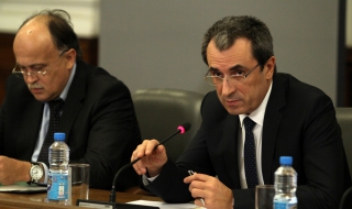 Уволняват държавни служители, които участват в протестите