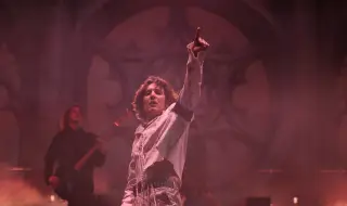 Фронтменът на Bring Me the Horizon Оли Сайкс е със сътресение, след като бе замерен с телефон на сцената (ВИДЕО)