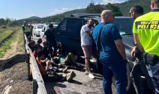 Хванаха 16 мигранти на "Тракия" посока София 