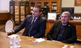 Депутати от ИТН напуснаха пленарната зала заради декларация на ПП-ДБ за младите лекари