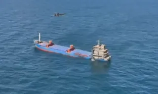 Вземат проби от морето след удара по контейнеровоза
