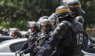 Луда полицайка вдигна по тревога Франция