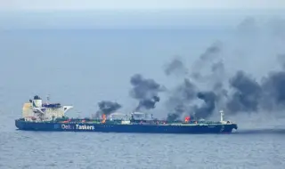 Танкер е поразен край саудитското пристанище Янбу, избухна пожар