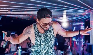 Заливат Папи Ханс с голи снимки