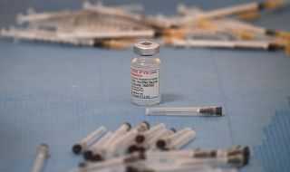 Чуждите частици в партида от ваксината на „Модерна“ били от капачки на флаконите