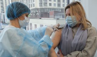 Военнослужеща почина след ваксинация с „АстраЗенека”