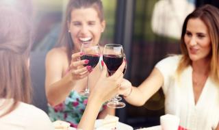 Чаша вино дневно намалява риска от...