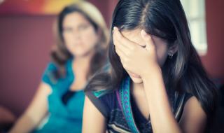 Майка подпали мрежата с наказание за дъщеря си (ВИДЕО)