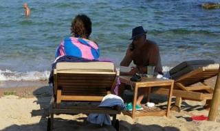 Ген. Мутафчийски пие коктейли на плажа