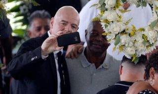 Джани Инфантино отново вбеси футболния свят със селфитата си от погребението на Пеле